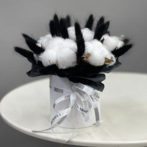 Композиция в шляпной коробке мини "Чикатуха" из хлопка и лагуруса в Дмитрове