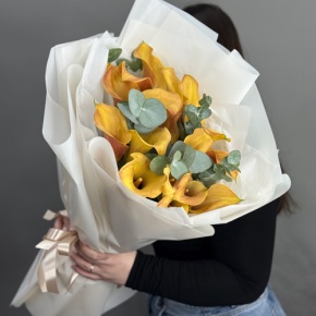 Букет из 17 оранжевых калл с эвкалиптом в Дмитрове