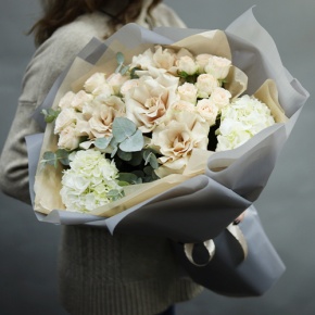 Букет "Вайб" из роз Эквадор Квиксенд, гортензии и кустовых роз в Дмитрове