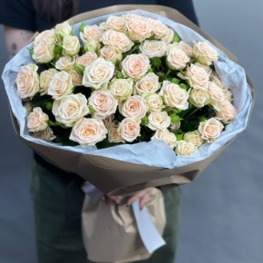 Нежный букет из 17 кремовых кустовых роз (60 см) в Дмитрове