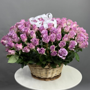 Композиция в корзине из 131 кенийской розы (40 см) в Дмитрове