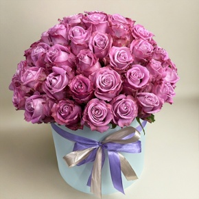 Композиция в шляпной коробке из 51 розы Меритим в Дмитрове