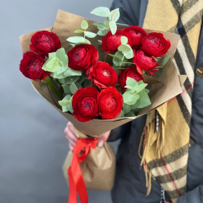 Букет из 11 ранункулюсов и эвкалипта в Дмитрове