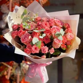 Букет "Деко" из кустовых коралловых роз и роз Софи Лорен в Дмитрове
