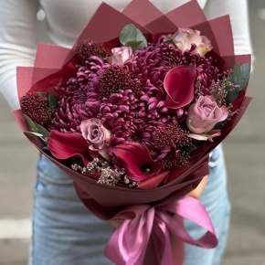 Букет "Импульс" из скиммии, калл, роз и хризантем Бигоуди в Дмитрове