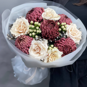 Букет "Всё что тебе касается" из хризантем Бигоуди, роз Эквадор Квиксенд и гиперикума в Дмитрове