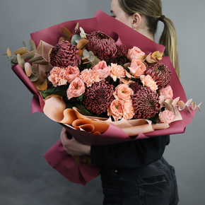 Букет "Осенний блюз" из хризантем Бигоуди, диантусов, скиммии и роз Риджентс парк  в Дмитрове