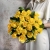 Букет из 25 лимонных роз с рускусом (40 см) в Дмитрове