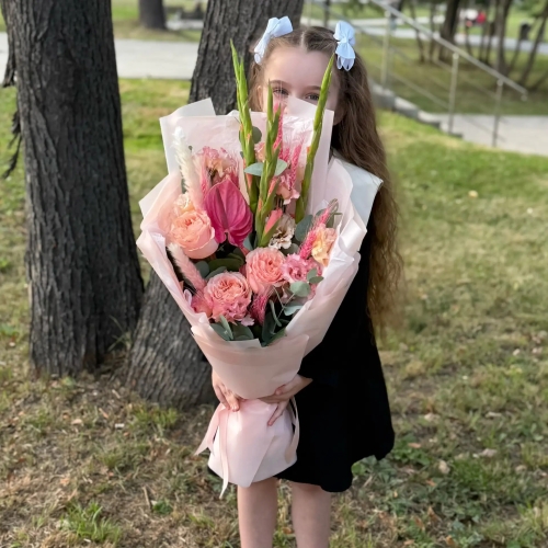 Букет на 1 сентября с гладиолусами, розами и антуриумом в Дмитрове