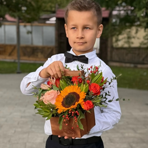 Деревянный ящик с подсолнухом, розами и калиной в Дмитрове