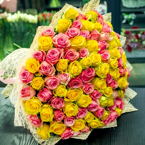 Букет из 101 розовой и лимонной розы (50 см) в Дмитрове