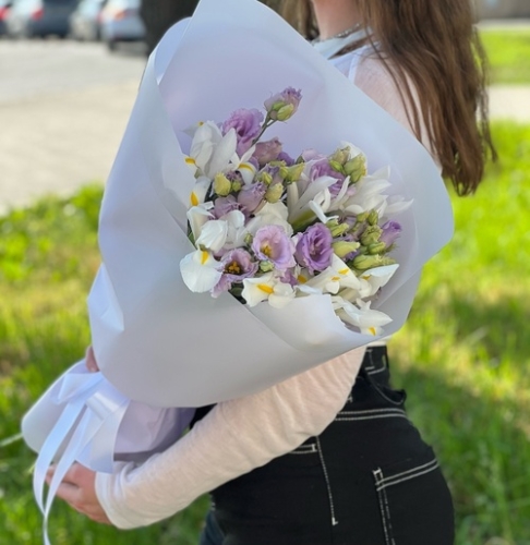 Букет "Вива ла дива" из эустом и ирисов в Дмитрове