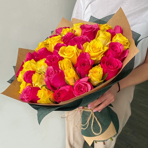 Букет из 51 малиновой и лимонной розы (40 см) в Дмитрове