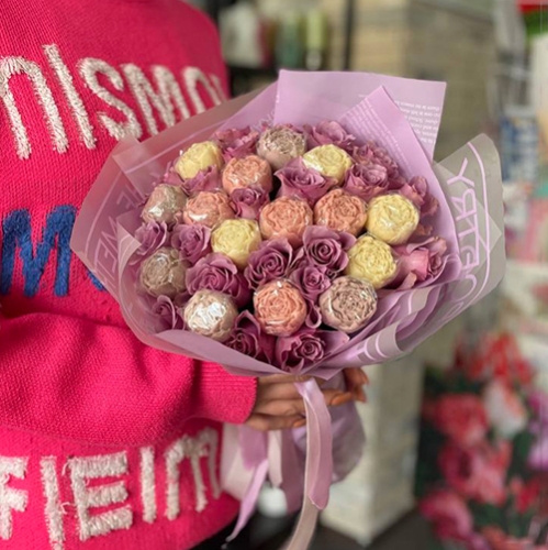 Букет из роз и шоколадных пионов в Дмитрове