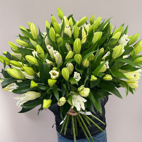 Объемный букет из 27 ароматных белых лилий в Дмитрове