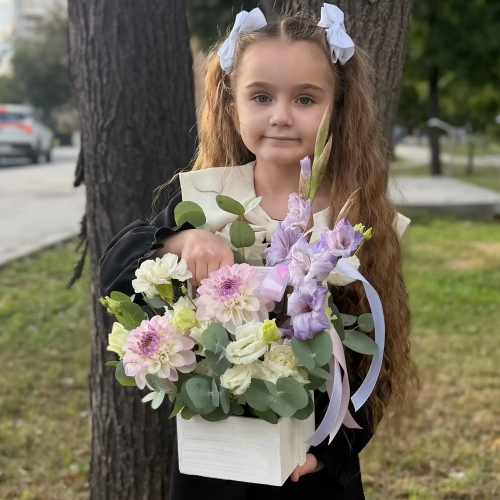 Композиция с георгинами на 1 сентября в белом ящике в Дмитрове