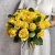 Букет из 25 лимонных роз с рускусом (40 см) в Дмитрове