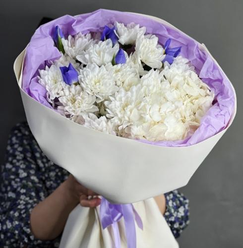 Букет "Грация" из ирисов, гортензии и кустовых хризантем в Дмитрове