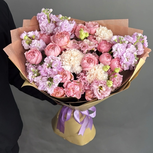 Букет "Амели" из ароматных маттиол, пионовидных кустовых роз Джульетта  эустом и диантусов в Дмитрове