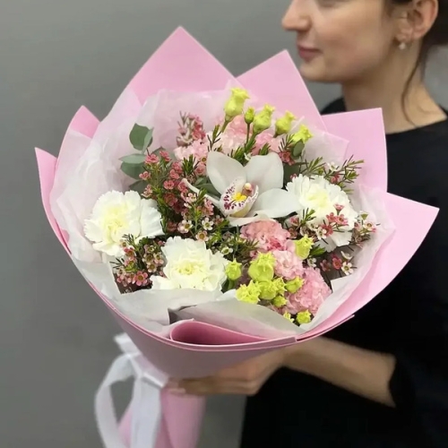 Букет с королевской орхидеей, диантусами, эустомой и шамелациумом в Дмитрове