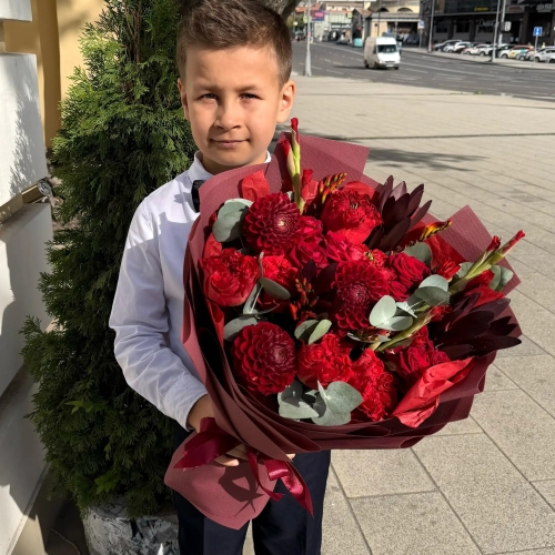 Букет с георгинами, розами и леукадендроном в Дмитрове