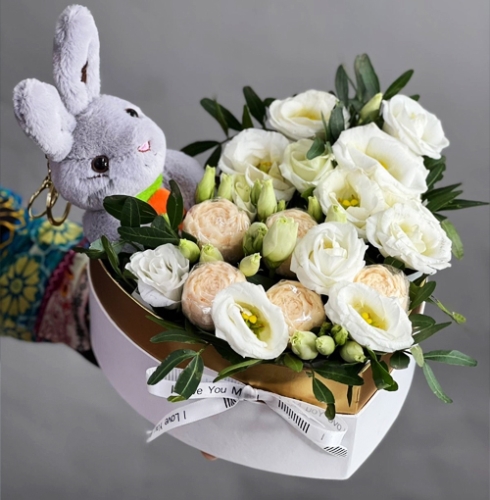 Композиция в коробке сердца из шоколадных пионов и эустом в Дмитрове